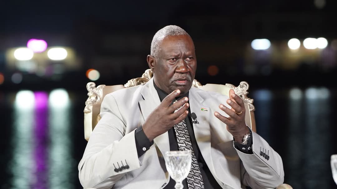 في حواره مع تلفزيون السودان نائب رئيس مجلس السيادة يدعو كل القادرين على حمل السلاح للاستنفار والدفاع عن الوطن
عقار: القوات المسلحة ستنتصر