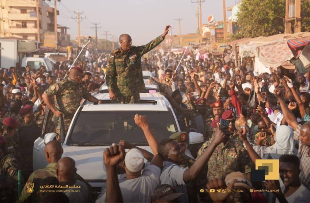 رئيس مجلس السيادة القائد العام للقوات المسلحة، الفريق أول ركن عبدالفتاح البرهان وسط حشود عفوية بأمدرمان غرب الحارات