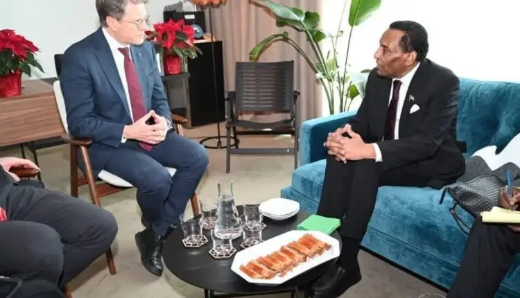 مكاوي الملك يرد على طريقة جلوس رئيس الوزراء كامل ادريس التي أثارت جدلًا واسعًا: الدولة تُدار بالنتائج لا بلغة الجسد