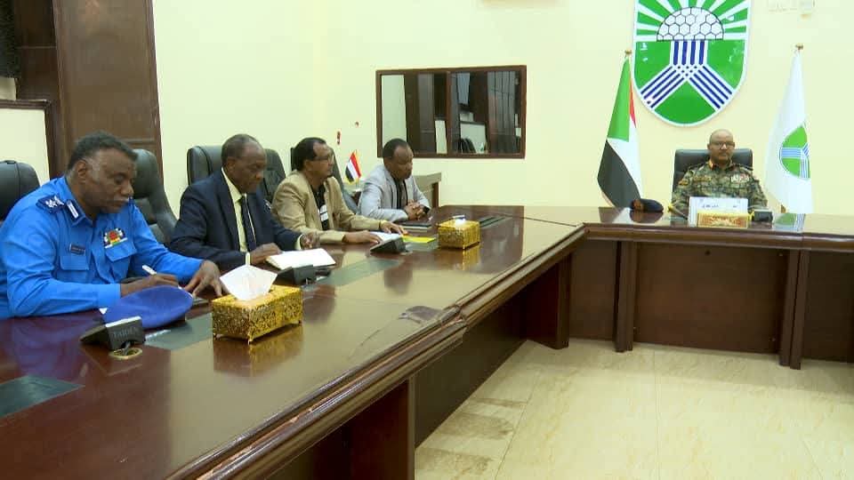 عضو مجلس السيادة الفريق جابر يلتقي وفد الاتحاد العام السوداني لكرة القدم