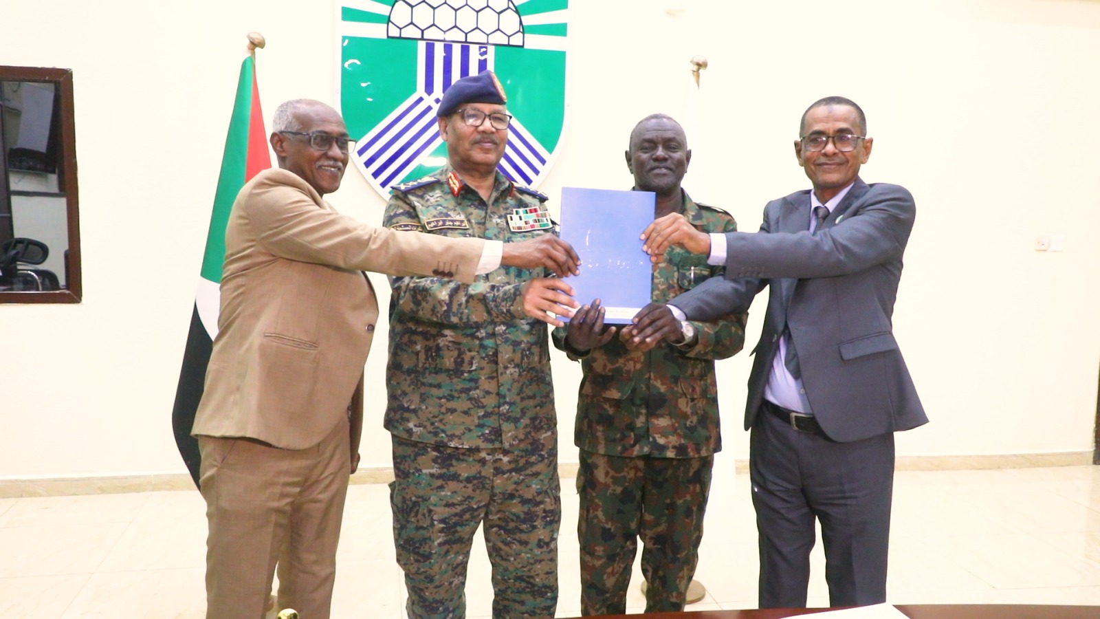 *الفريق جابر يتسلم استراتيجية ولاية الخرطوم للتعافي واعادة الأعمار*