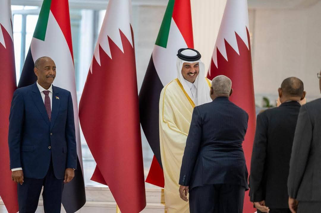 وسط مراسم استقبال رسمية.. رئيس مجلس السيادة الانتقالي يصل الدوحة