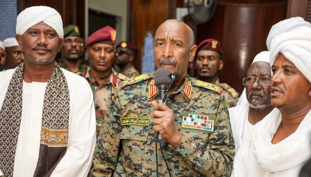 *​رئيس مجلس السيادة يقدم واجب العزاء في وفاة الخليفة الطيب الجد بأم ضواً بان*