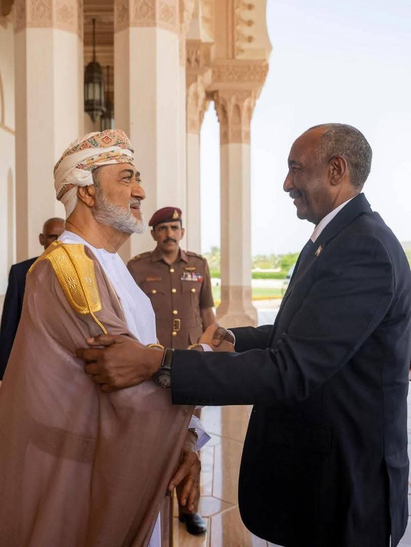 البرهان والسلطان هيثم يعقدان مباحثات ثنائية بمسقط لبحث التعاون المشترك ومواجهة التحديات الإقليمية