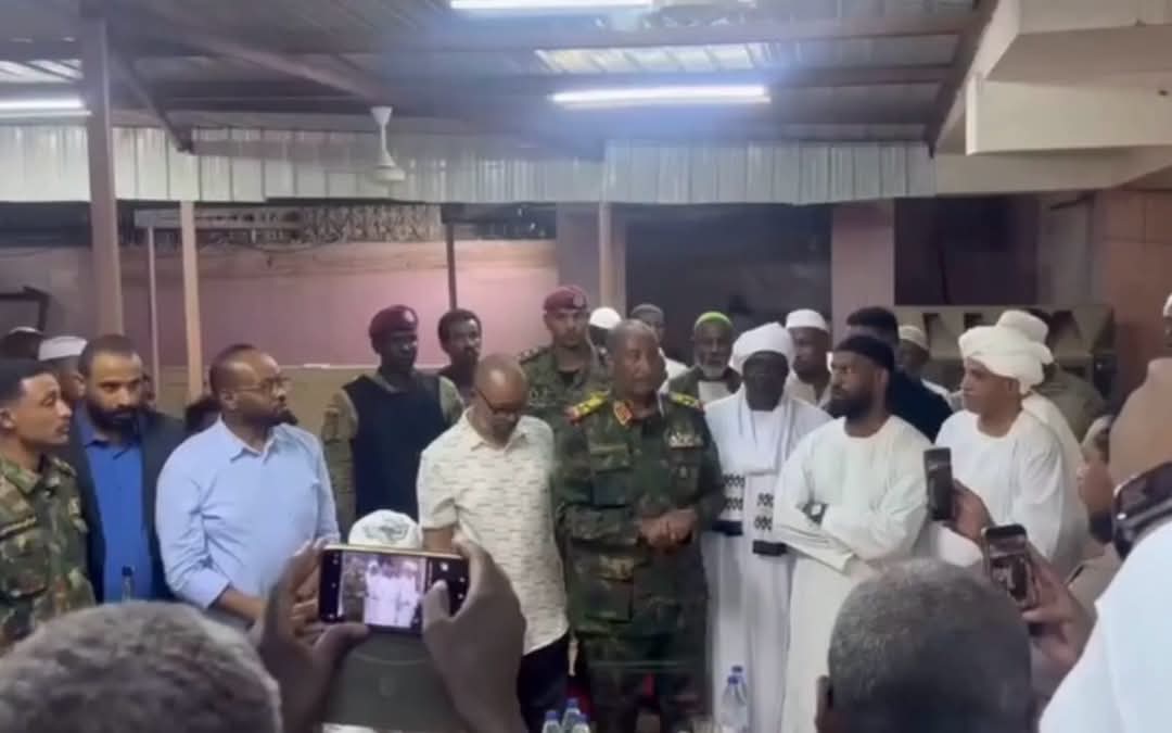 رئيس مجلس السيادة يعزي أسرة الفقيد المهندس عمر النمير بأم درمان